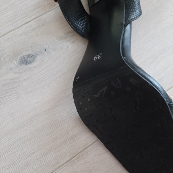 Sandals - Picture 4 of 4